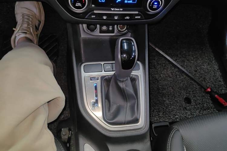 Used Hyundai ix25 2015 1.6L Automatic Two-Wheel-Drive Deluxe DLX Model Gear Lever