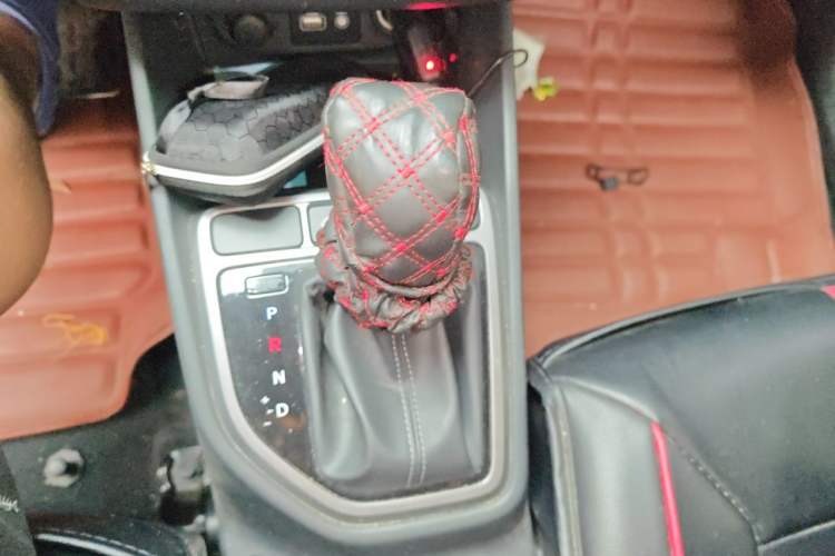 Used Hyundai ix25 2015 1.6L Automatic Two-Wheel Drive Smart GLS Trim Gear Lever