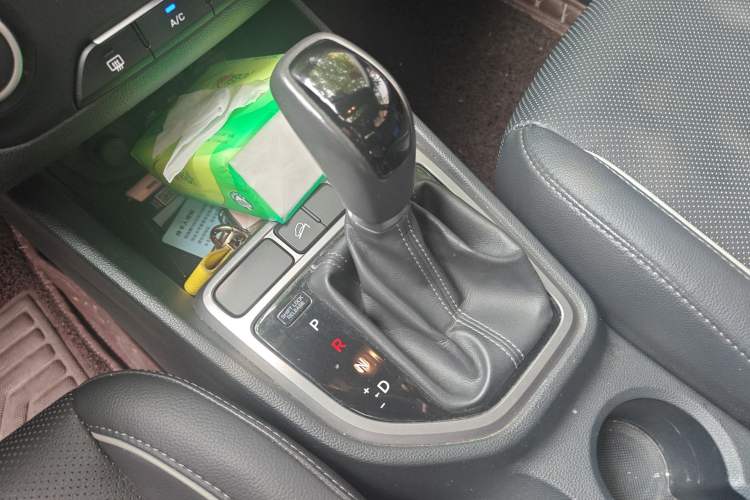 Used Hyundai ix25 2015 1.6L Automatic Two-Wheel Drive Smart GLS Trim Gear Lever