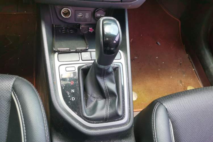 Used Hyundai ix25 2015 1.6L Automatic Two-Wheel Drive Smart GLS Trim Gear Lever