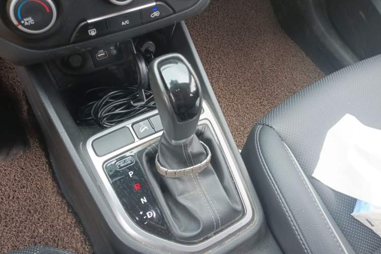 Used Hyundai ix25 2015 1.6L Automatic Two-Wheel Drive Smart GLS Trim Gear Lever