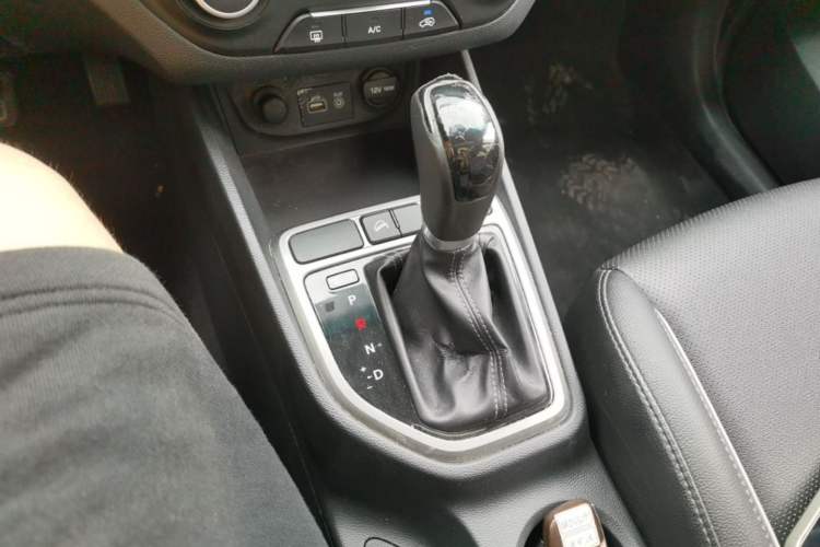 Used Hyundai ix25 2015 1.6L Automatic Two-Wheel Drive Smart GLS Trim Gear Lever