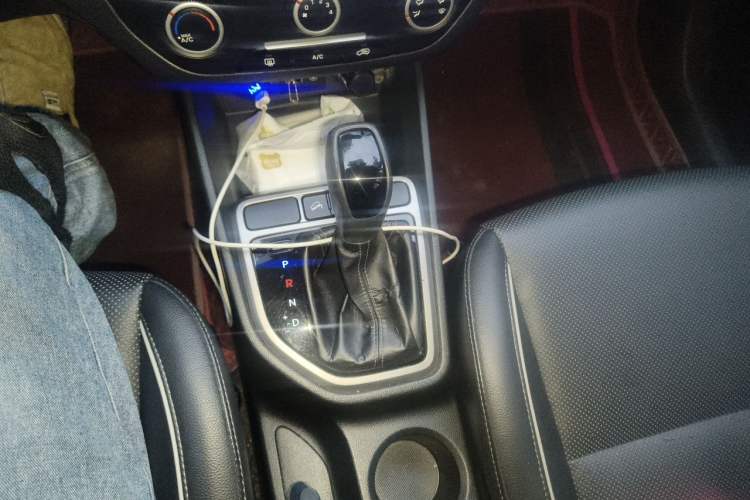 Used Hyundai ix25 2015 1.6L Automatic Two-Wheel Drive Smart GLS Trim Gear Lever