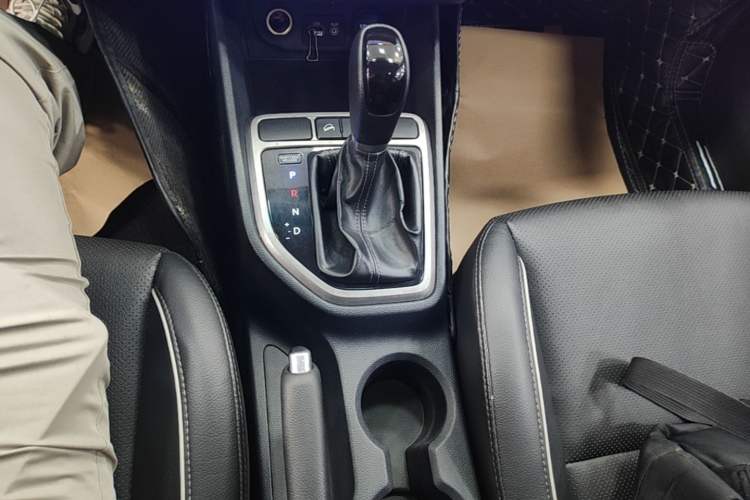 Used Hyundai ix25 2015 1.6L Automatic Two-Wheel Drive Smart GLS Trim Gear Lever