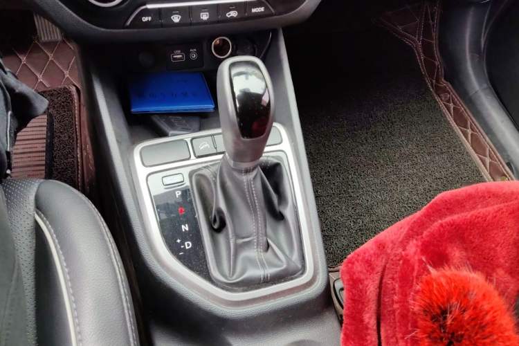 Used Hyundai ix25 2015 1.6L Automatic Two-Wheel-Drive Deluxe DLX Model Gear Lever