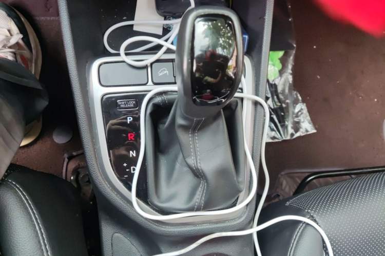 Used Hyundai ix25 2015 1.6L Automatic Two-Wheel Drive Smart GLS Trim Gear Lever