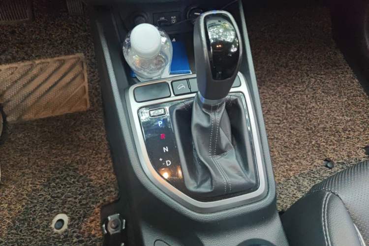 Used Hyundai ix25 2015 1.6L Automatic Two-Wheel Drive Smart GLS Trim Gear Lever