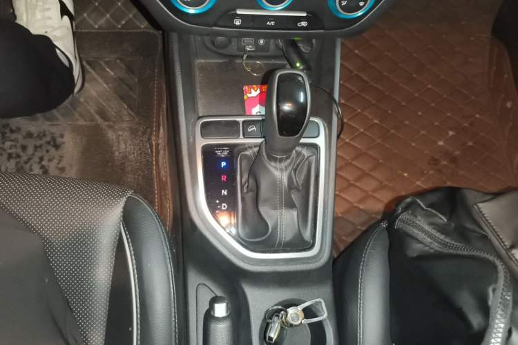 Used Hyundai ix25 2015 1.6L Automatic Two-Wheel Drive Smart GLS Trim Gear Lever