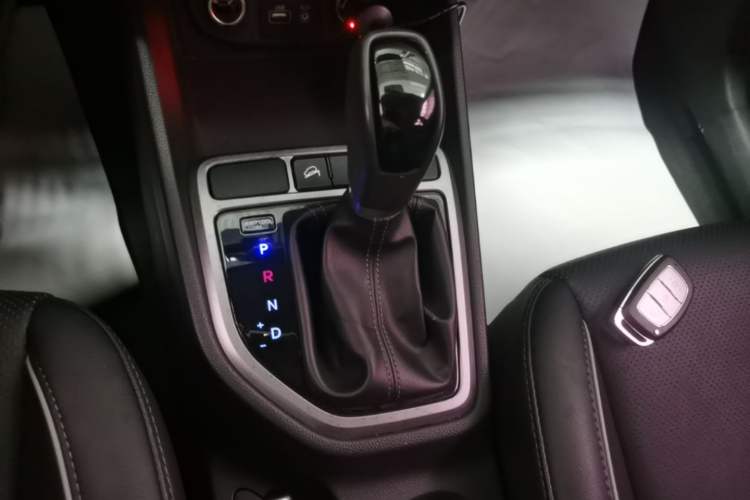 Used Hyundai ix25 2015 1.6L Automatic Two-Wheel Drive Smart GLS Trim Gear Lever