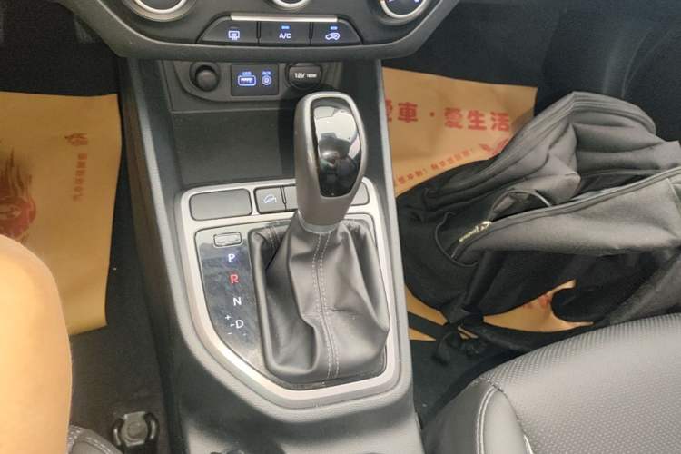 Used Hyundai ix25 2015 1.6L Automatic Two-Wheel Drive Smart GLS Trim Gear Lever
