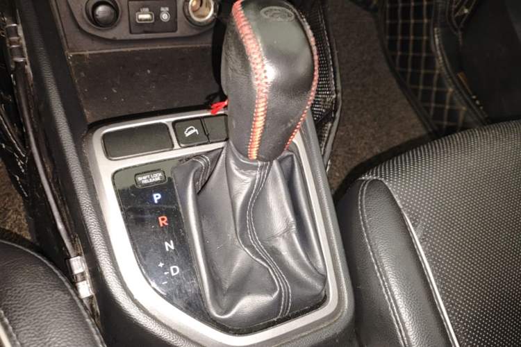 Used Hyundai ix25 2015 1.6L Automatic Two-Wheel-Drive Deluxe DLX Model Gear Lever