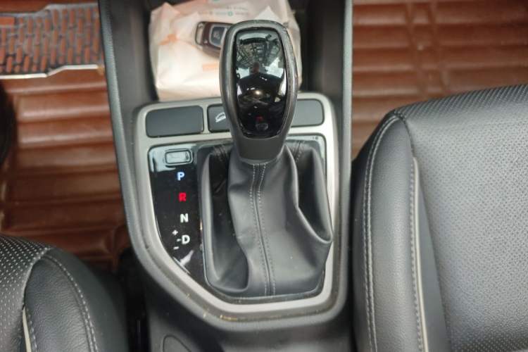 Used Hyundai ix25 2015 1.6L Automatic Two-Wheel Drive Smart GLS Trim Gear Lever