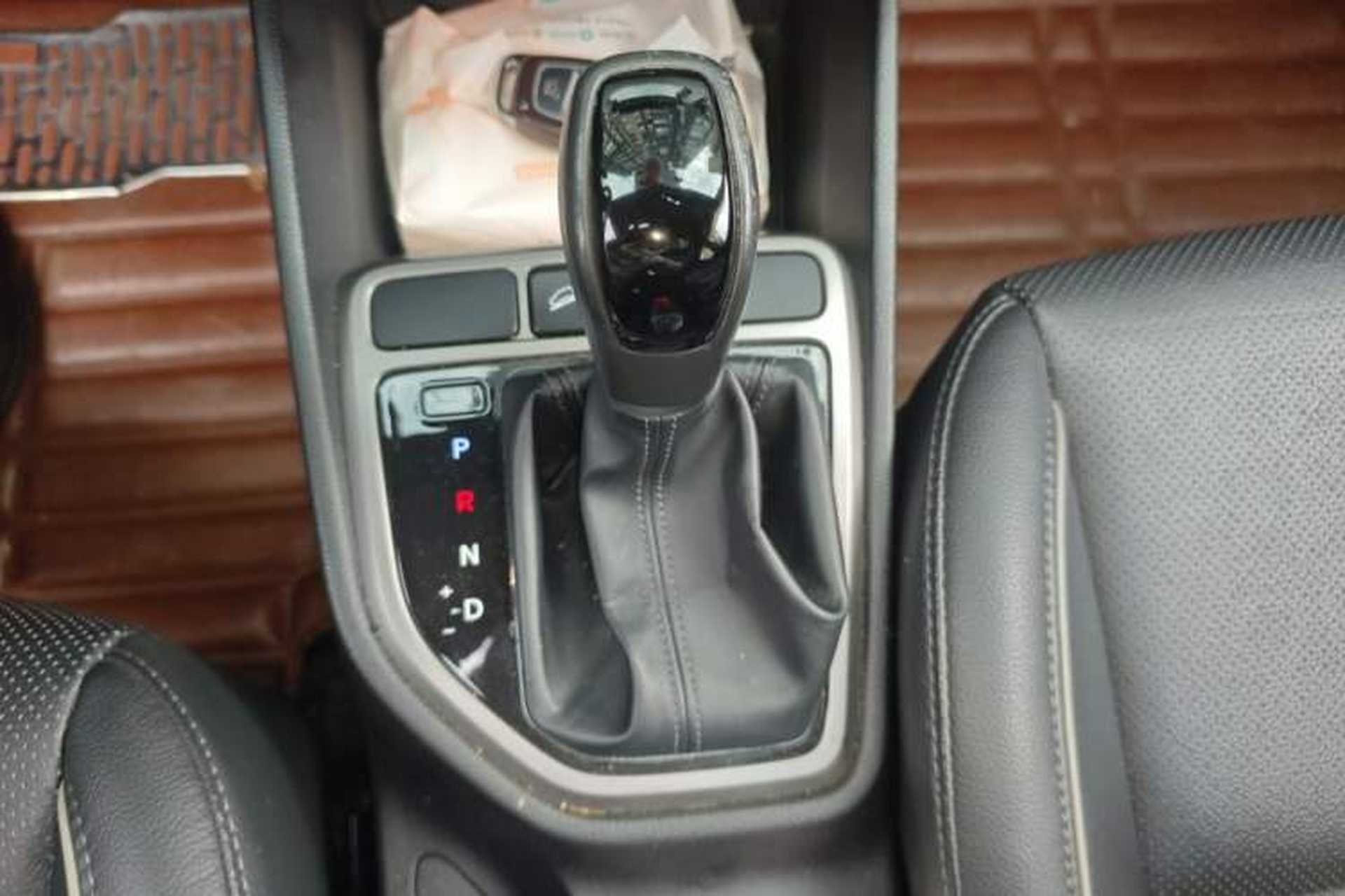 Used Hyundai ix25 2015 1.6L Automatic Two-Wheel Drive Smart GLS Trim Gear Lever