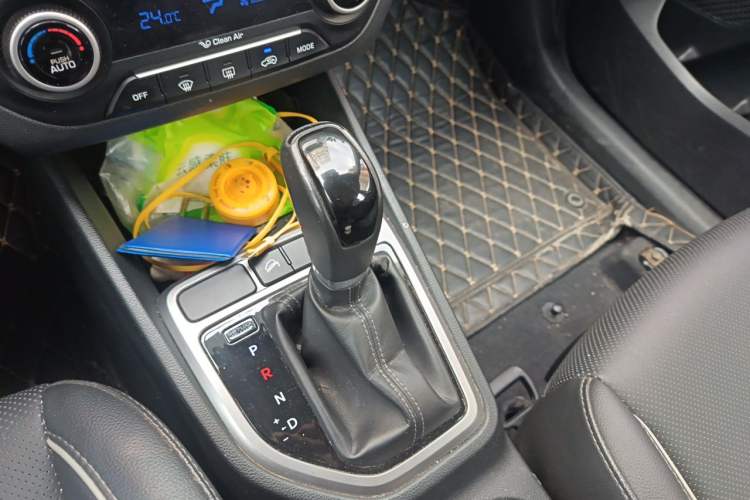 Used Hyundai ix25 2015 1.6L Automatic Two-Wheel-Drive Deluxe DLX Model Gear Lever