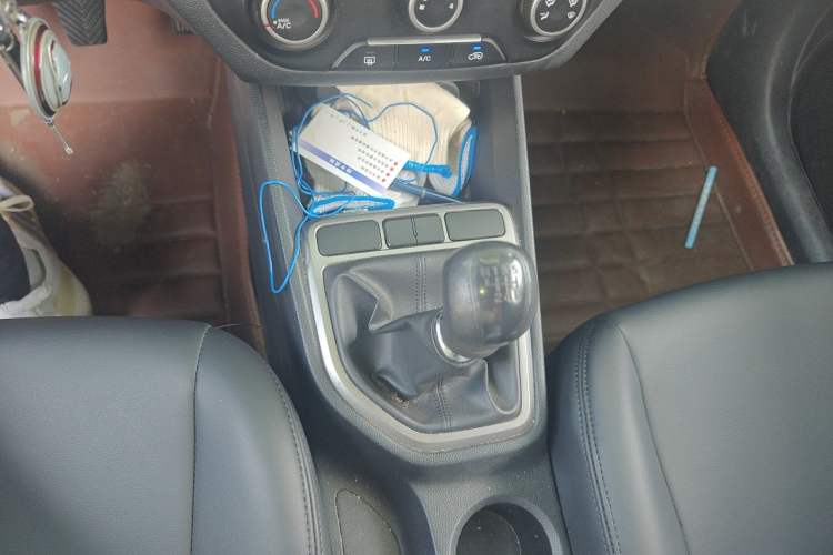 Used Hyundai ix25 2015 1.6L Manual Two-Wheel Drive Fashionable GS Model Gear Lever