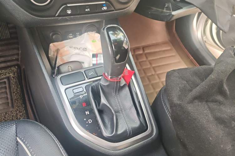 Used Hyundai ix25 2015 1.6L Automatic Two-Wheel Drive Smart GLS Trim Gear Lever