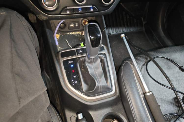 Used Hyundai ix25 2015 1.6L Automatic Two-Wheel Drive Smart GLS Trim Gear Lever
