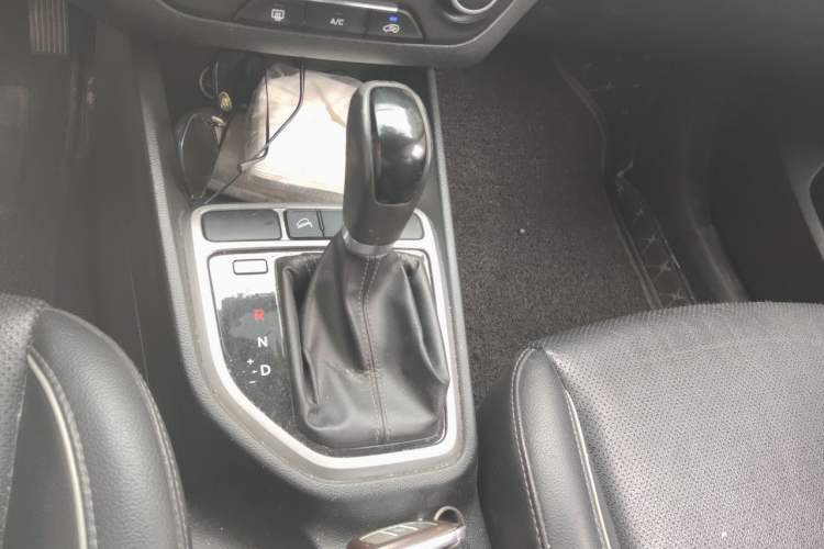 Used Hyundai ix25 2015 1.6L Automatic Two-Wheel Drive Smart GLS Trim Gear Lever