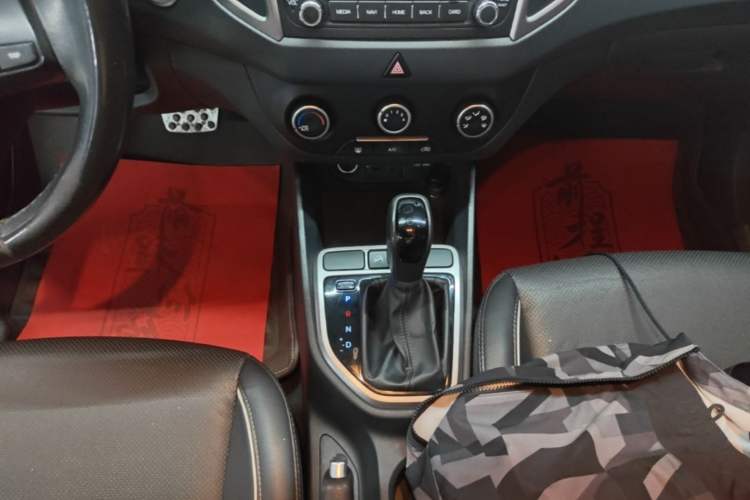 Used Hyundai ix25 2015 1.6L Automatic Two-Wheel Drive Smart GLS Trim Gear Lever