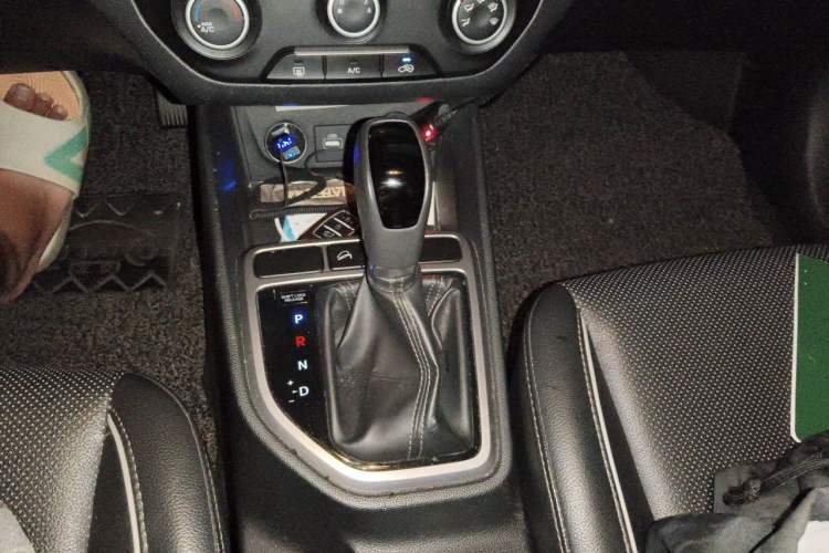 Used Hyundai ix25 2015 1.6L Automatic Two-Wheel Drive Smart GLS Trim Gear Lever