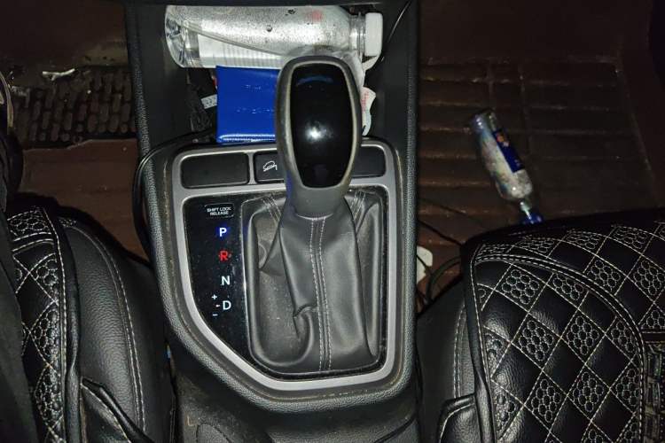 Used Hyundai ix25 2015 1.6L Automatic Two-Wheel Drive Smart GLS Trim Gear Lever