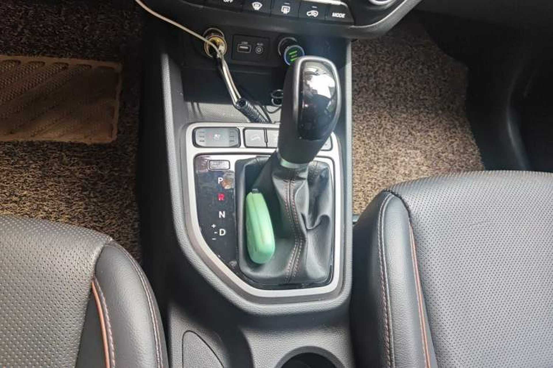 Used Hyundai ix25 2015 2.0L Automatic 4x4 Deluxe DLX Gear Lever