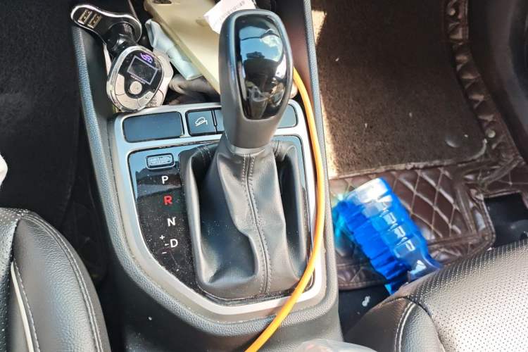 Used Hyundai ix25 2015 1.6L Automatic Two-Wheel Drive Smart GLS Trim Gear Lever
