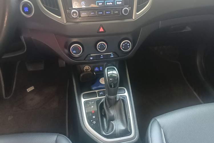 Used Hyundai ix25 2015 1.6L Automatic Two-Wheel Drive Smart GLS Trim Gear Lever