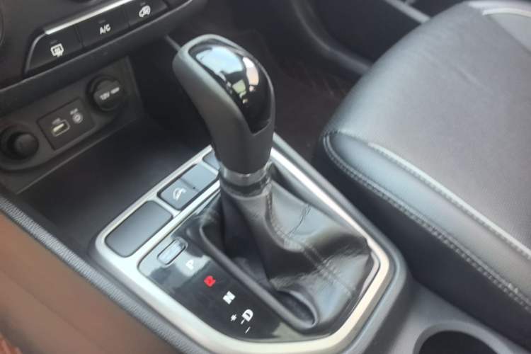 Used Hyundai ix25 2015 1.6L Automatic Two-Wheel Drive Smart GLS Trim Gear Lever