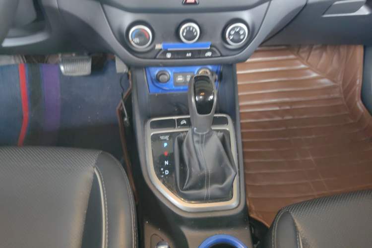 Used Hyundai ix25 2015 1.6L Automatic Two-Wheel Drive Smart GLS Trim Gear Lever