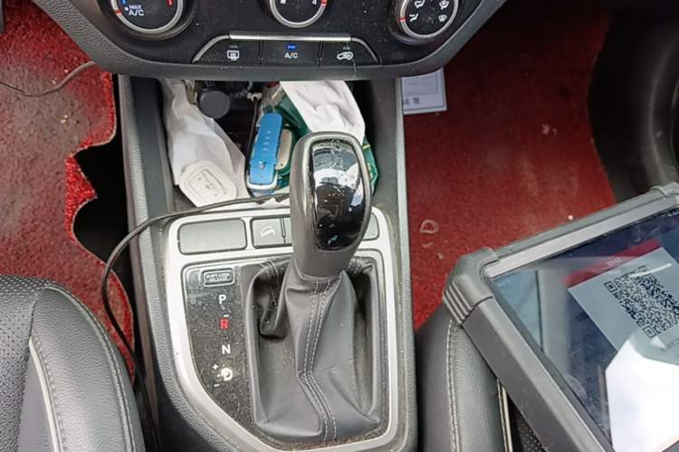Used Hyundai ix25 2015 1.6L Automatic Two-Wheel Drive Smart GLS Trim Gear Lever