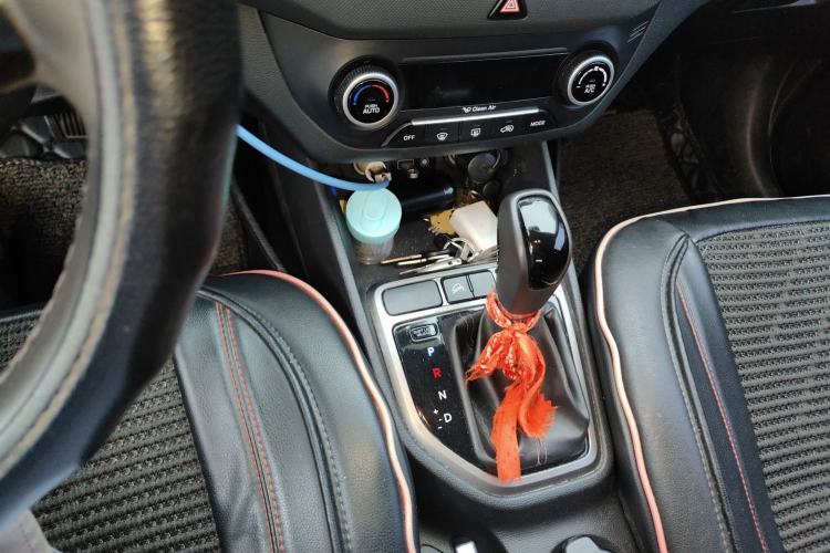 Used Hyundai ix25 2015 1.6L Automatic Two-Wheel-Drive Deluxe DLX Model Gear Lever