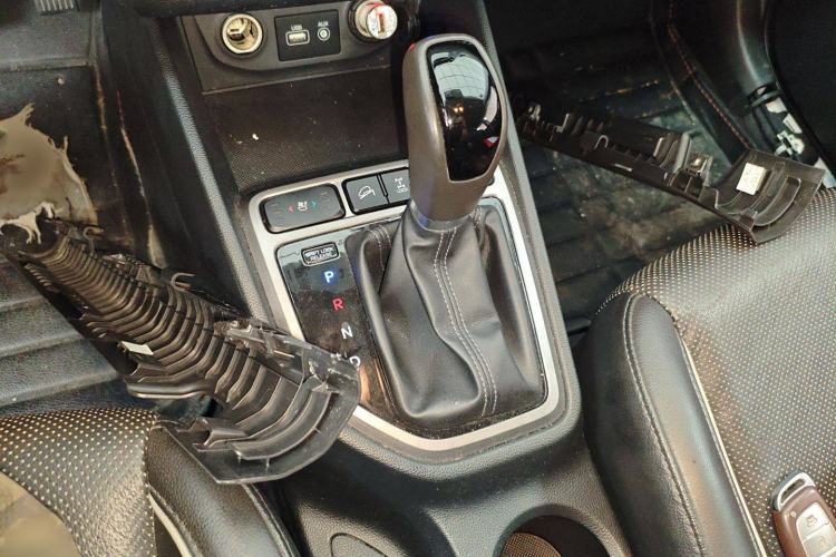 Used Hyundai ix25 2015 2.0L Automatic 4x4 Deluxe DLX Gear Lever