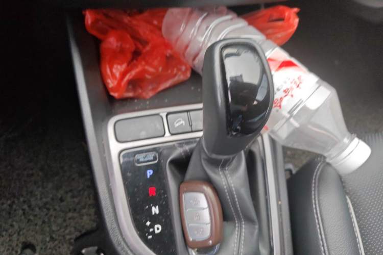 Used Hyundai ix25 2015 1.6L Automatic Two-Wheel-Drive Deluxe DLX Model Gear Lever