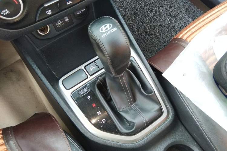 Used Hyundai ix25 2015 1.6L Automatic Two-Wheel Drive Smart GLS Trim Gear Lever