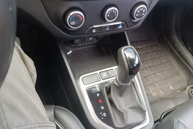 Used Hyundai ix25 2015 1.6L Automatic Two-Wheel Drive Smart GLS Trim Gear Lever