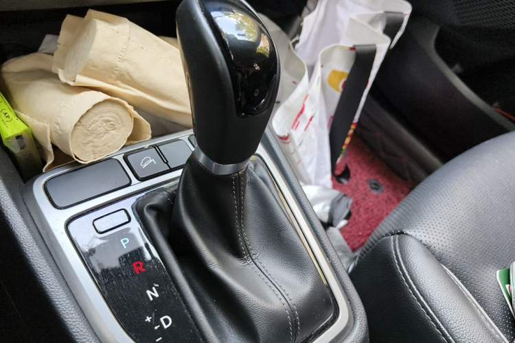 Used Hyundai ix25 2015 1.6L Automatic Two-Wheel Drive Smart GLS Trim Gear Lever
