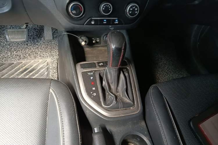 Used Hyundai ix25 2015 1.6L Automatic Two-Wheel Drive Smart GLS Trim Gear Lever