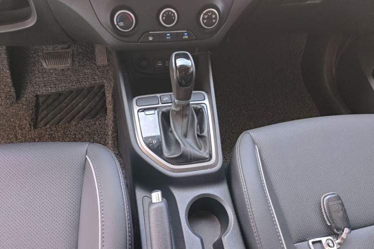 Used Hyundai ix25 2015 1.6L Automatic Two-Wheel Drive Smart GLS Trim Gear Lever