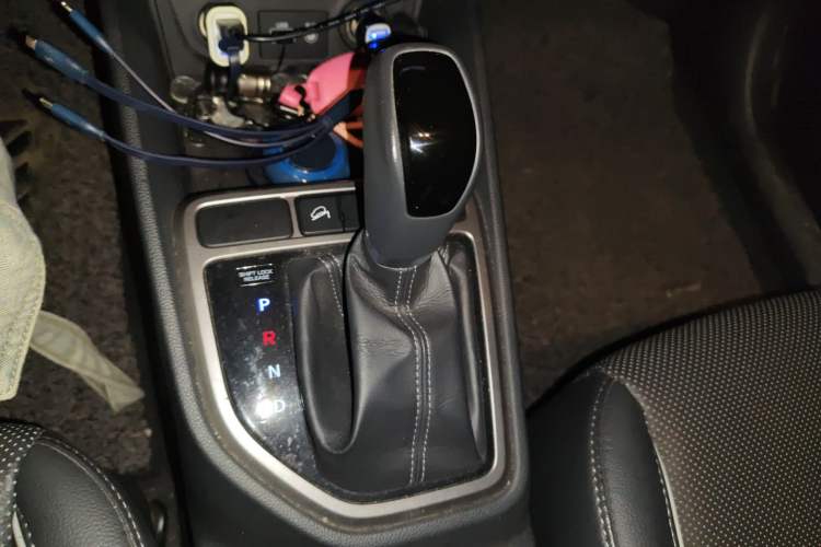 Used Hyundai ix25 2015 1.6L Automatic Two-Wheel Drive Smart GLS Trim Gear Lever