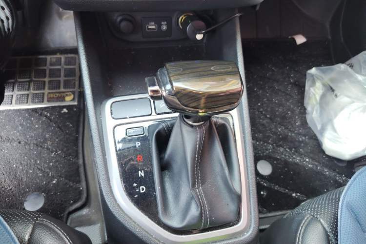 Used Hyundai ix25 2015 1.6L Automatic Two-Wheel Drive Smart GLS Trim Gear Lever