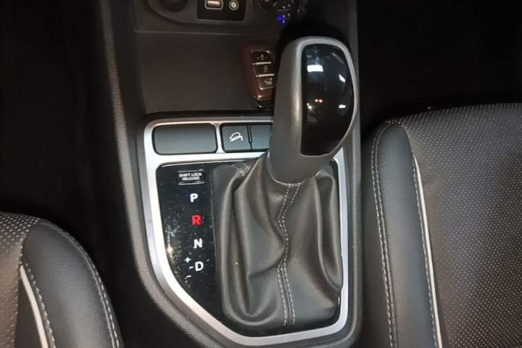 Used Hyundai ix25 2015 1.6L Automatic Two-Wheel-Drive Deluxe DLX Model Gear Lever