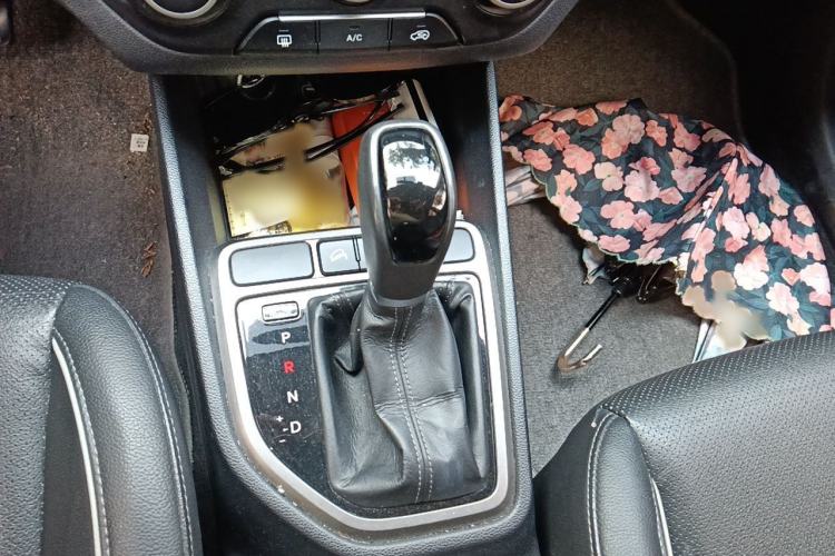 Used Hyundai ix25 2015 1.6L Automatic Two-Wheel Drive Smart GLS Trim Gear Lever