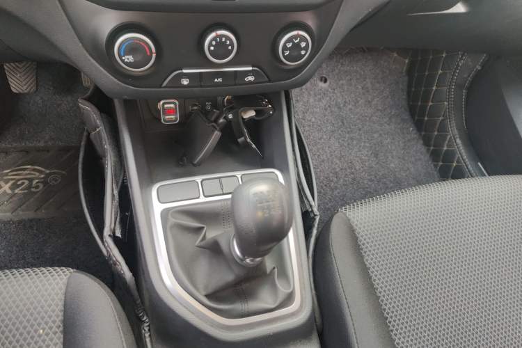 Used Hyundai ix25 2015 1.6L Manual Two-Wheel Drive Fashionable GS Model Gear Lever