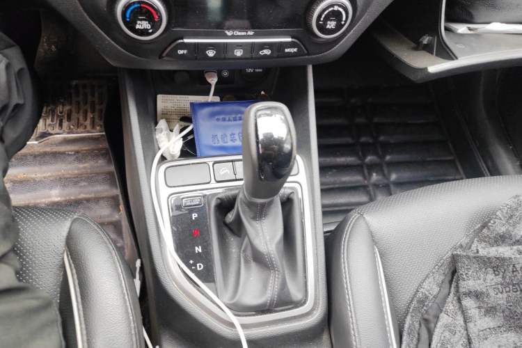 Used Hyundai ix25 2015 1.6L Automatic Two-Wheel-Drive Deluxe DLX Model Gear Lever