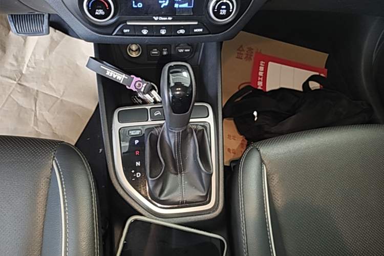 Used Hyundai ix25 2015 1.6L Automatic Two-Wheel-Drive Deluxe DLX Model Gear Lever