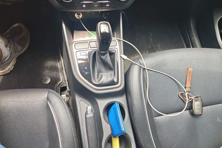 Used Hyundai ix25 2015 1.6L Automatic Two-Wheel Drive Smart GLS Trim Gear Lever
