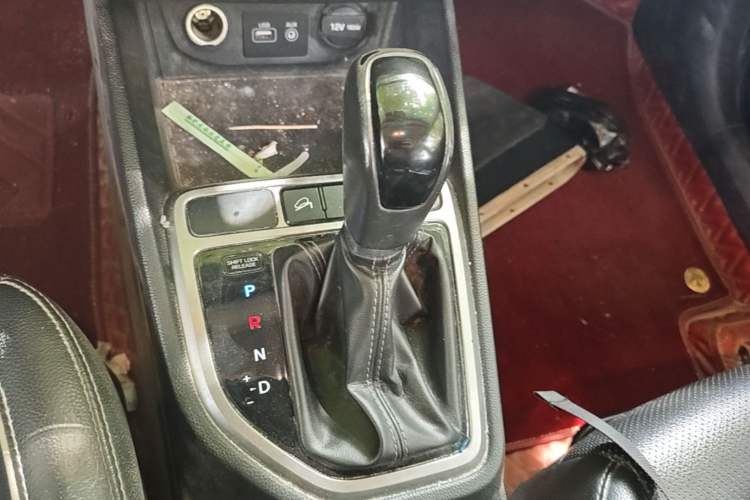 Used Hyundai ix25 2015 1.6L Automatic Two-Wheel Drive Smart GLS Trim Gear Lever
