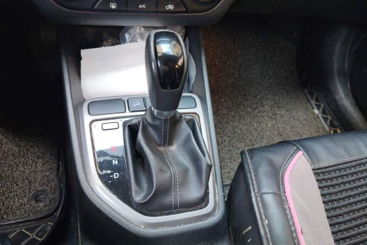 Used Hyundai ix25 2015 1.6L Automatic Two-Wheel Drive Smart GLS Trim Gear Lever