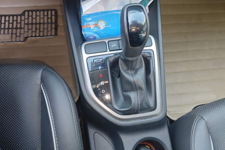 Used Hyundai ix25 2015 1.6L Automatic Two-Wheel Drive Smart GLS Trim Gear Lever